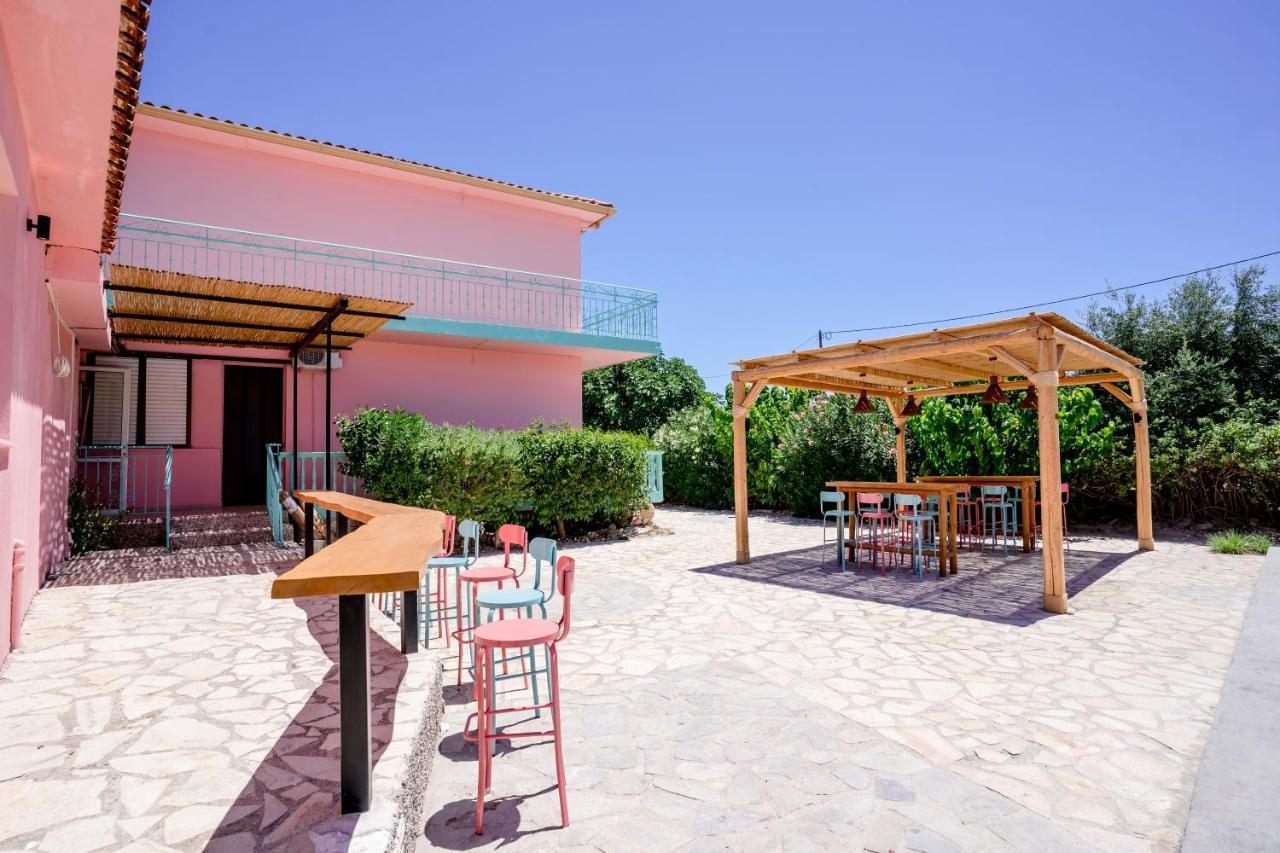 Maui Hotel Лаганас Екстериор снимка