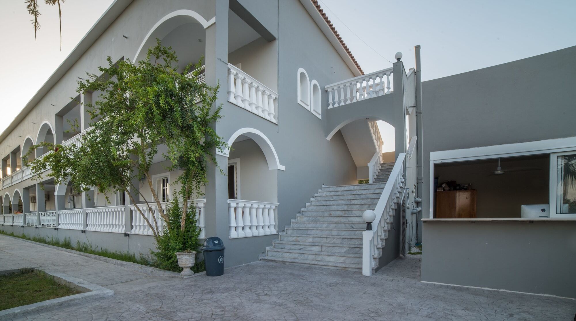 Maui Hotel Лаганас Екстериор снимка